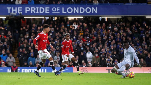 Pemain Manchester United Jadon Sancho mencetak gol ke gawang Chelsea pada pertandingan lanjuta Liga Inggris di Stamford Bridge, London, Inggris.
 Foto: Matthew Childs/REUTERS