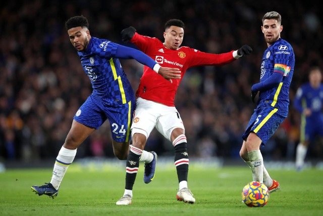 Pemain Chelsea Reece James berebut bola dengan pemain Manchester United Jesse Lingard pada pertandingan lanjuta Liga Inggris di Stamford Bridge, London, Inggris. Foto: Matthew Childs/REUTERS