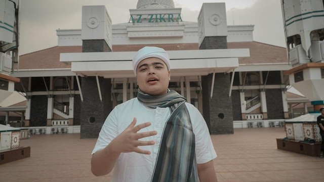 Alvin Faiz rapuh usai adiknya, Ameer Azzikra, meninggal dunia. Foto: Instagram/@ameer_azzikra