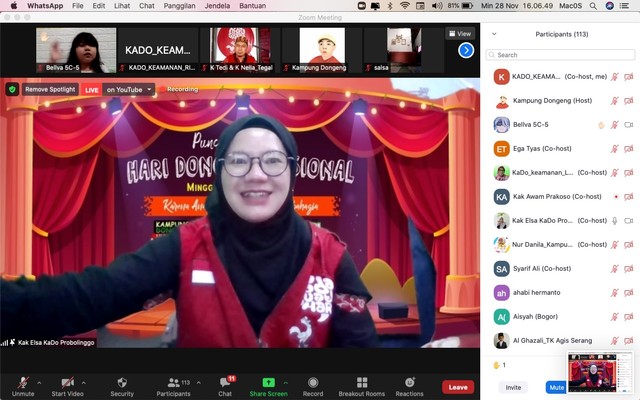 Moderator sedang mengatur kegiatan Daring via Zoom, saat Puncak Acara Festival Hari Dongeng Nasional 2021