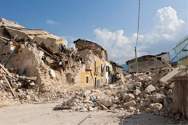 Gempa bumi adalah salah satu fenomena alam yang terjadi akibat aktivitas tektonisme dan vulkanisme. Foto: Pixabay.com