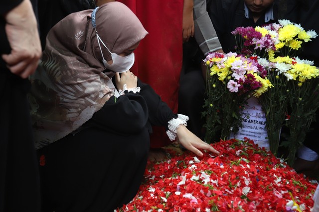 Suasana pemakaman Muhammad Ameer Azzikra di Pondok Pesantren Azzikra Gunung Sindur, Bogor, Jawa Barat, Senin, (29/11) Foto: Agus Apriyanto