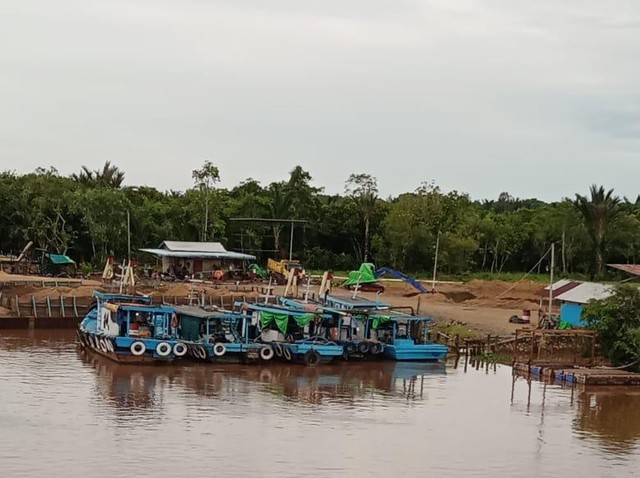 Aktivitas penambangan pasir. Foto: Dok Hi!Pontianak