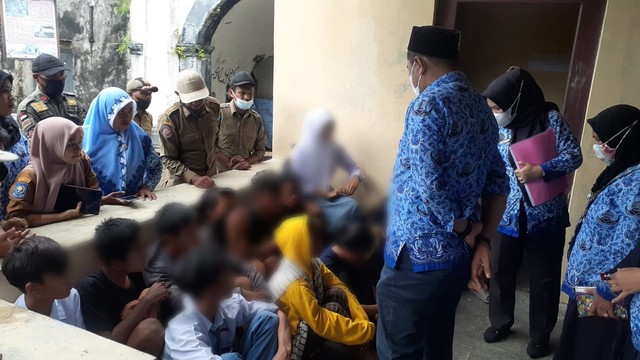 Para remaja saat diamankan di Benteng Oranje, Kota Ternate, Maluku Utara. Foto: SAR/cermat
