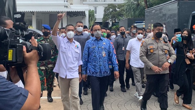 Gubernur DKI Jakarta Anies Baswedan dan Ketua Perda KSPI Winarso usai dialog di Pendopo Balaikota Jakarta Senin (29/11). Foto: Haya Syahira/kumparan