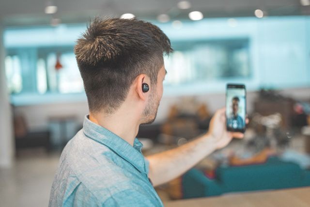 Ilustrasi cara merekam video dengan kamera depan dan belakang. Foto: Harry Cunningham/Unsplash