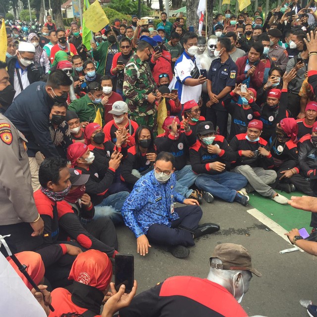 Gubernur DKI Jakarta Anies Baswedan temui massa buruh di Gedung Balai Kota DKI Jakarta. Foto: Muhammad Darisman/kumparan