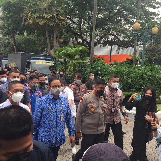 Gubernur DKI Jakarta Anies Baswedan temui massa buruh di Gedung Balai Kota DKI Jakarta. Foto: Muhammad Darisman/kumparan