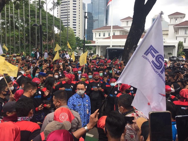 Gubernur DKI Jakarta Anies Baswedan temui massa buruh di Gedung Balai Kota DKI Jakarta. Foto: Muhammad Darisman/kumparan
