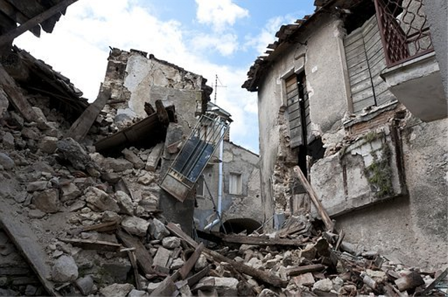 Gempa bumi adalah peristiwa alam yang terjadi akibat adanya energi dari dalam bumi yang menyebabkan adanya aktivitas tektonisme dan vulkanisme. Foto: Pixabay.com