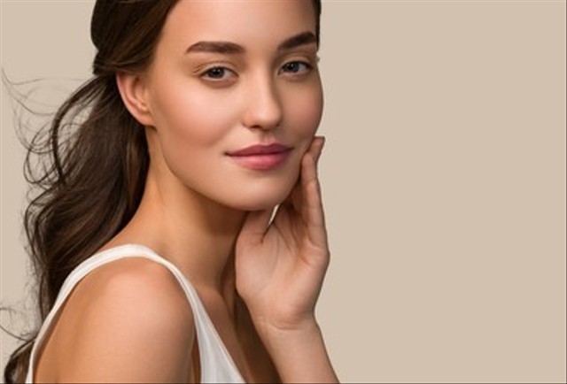 Foto seorang wanita. (Sumber: https://www.shutterstock.com/id/image-photo/beauty-woman-face-close-healthy-skin-1936039546)