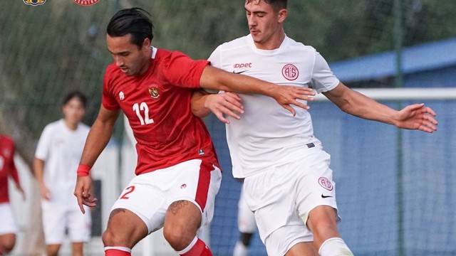 Ezra Walian bersama Timnas Indonesia. Foto: Dok. PSSI