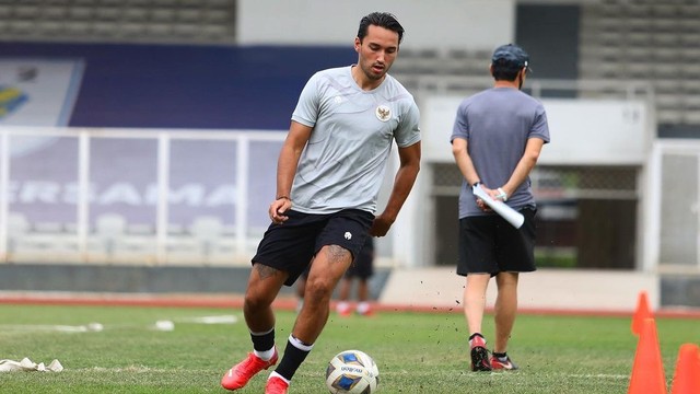 Ezra Walian bersama Timnas Indonesia. Foto: Instagram/@ezrawalian