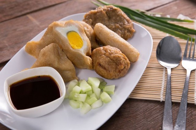 Makanan khas Sumatra Selatan salah satunya adalah pempek. Foto: Shutterstock.