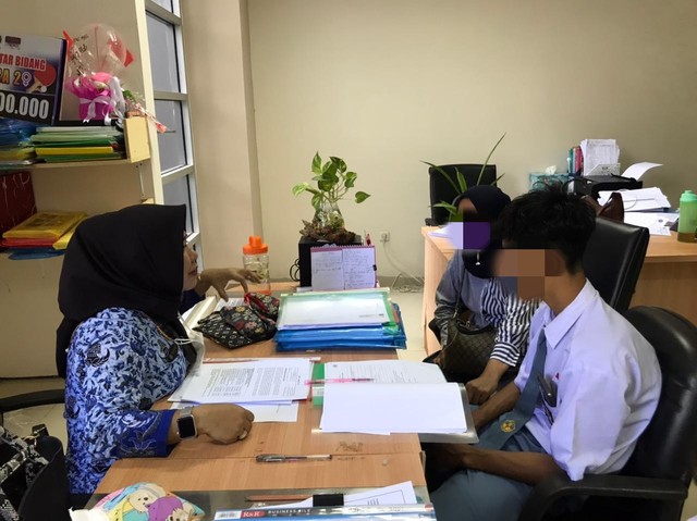 Salah satu remaja yang di skrining petugas Rehabilitasi. Foto: Istimewa