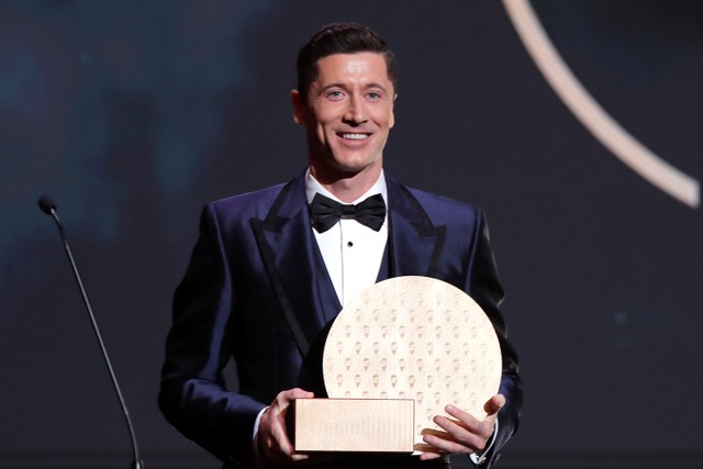 Robert Lewandowski dengan trofi striker terbaik saat malam penghargaan Ballon d'Or di Theater du Chatelet, Paris, Prancis. Foto: Benoit Tessier/REUTERS