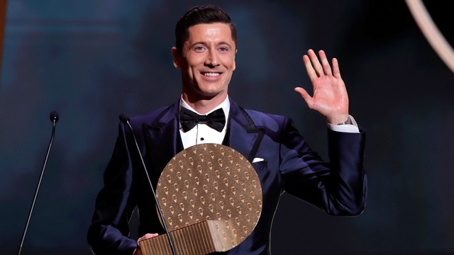 Robert Lewandowski dengan trofi striker terbaik saat malam penghargaan Ballon d'Or di Theater du Chatelet, Paris, Prancis. Foto: Benoit Tessier/REUTERS