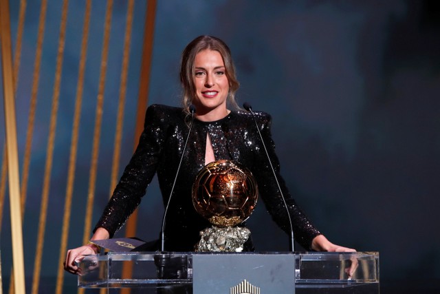 Alexia Putellas meraih penghargaan Ballon d'Or wanita 2021 saat malam penghargaan Ballon d'Or di Theater du Chatelet, Paris, Prancis. Foto: Benoit Tessier/REUTERS