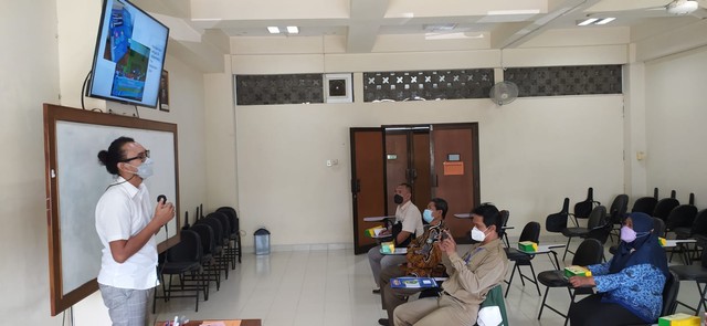 Pemaparan program pengabdian oleh dosen Ilmu Komunikasi UMY.