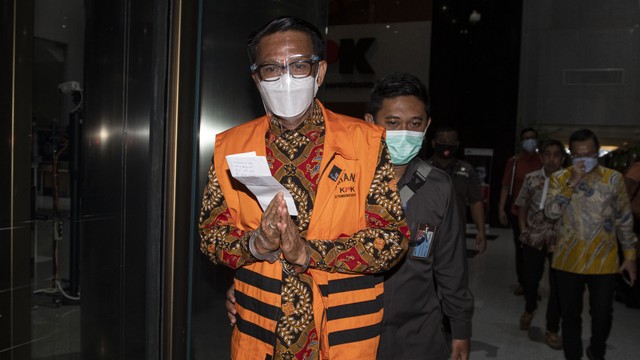 Terdakwa Gubernur Sulsel nonaktif Nurdin Abdullah berjalan menuju mobil tahanan usai mengikuti sidang putusan yang digelar secara telekonferensi oleh Pengadilan Negeri Tindak Korupsi (Tipikor) Makassar di Gedung Merah Putih KPK. Foto: ANTARA FOTO/Aditya Pradana Putra