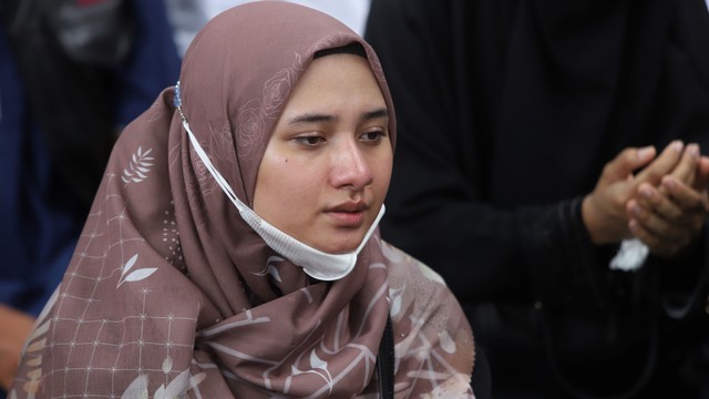 Istri dari almarhum Muhammad Ameer Azzikra, Nadhira Shaffa saat mengantar jenazah suaminya di pondok pesantren AZ Zikra Gunung Sindur, Bogor, Senin, (29/11). Foto: Agus Apriyanto