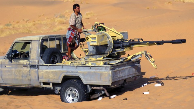 Pasukan pro-pemerintah Yaman selama pertempuran dengan pemberontak Huthi di garis depan selatan Marib benteng terakhir pemerintah yang tersisa di Yaman utara. Foto: AFP