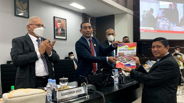 DPR Aceh menggelar rapat paripurna dengan agenda penyampaian pendapat Badan Anggaran (Banggar) terhadap RAPBA 2022. Foto: Dok. DPR Aceh