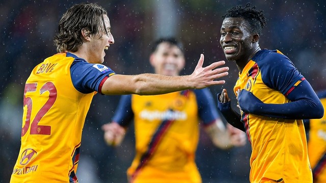 Pemain AS Roma Felix Afena berselebrasi bersama rekan setimnya Edoardo Bove usai pertandingan melawan Genoa di Stadio Luigi Ferraris, Minggu (21/11). Foto: Getty Images