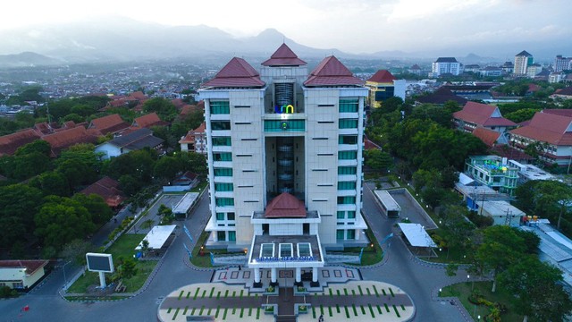 Foto. Graha Rektorat Universitas Negeri Malang/ Sumber: https://mobile.twitter.com/um_1954