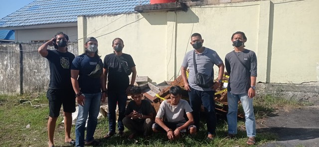 Kedua pelaku pencuri besi kapal di Pangkalpinang.