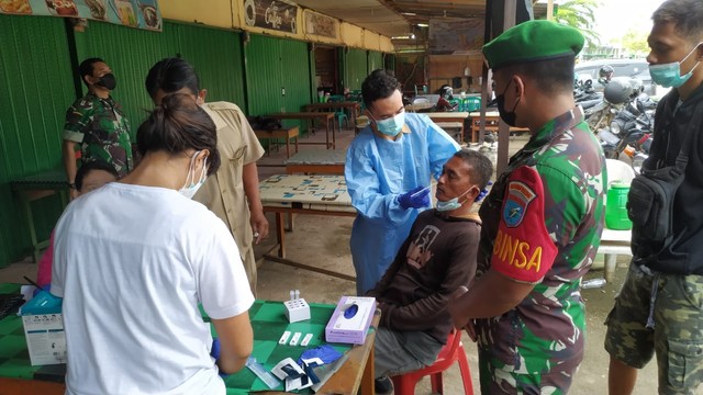 Pelanggar prokes di Sekadau diswab antigen. Foto: Dok. Istimewa