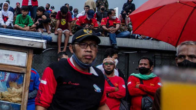 Massa yang tergabung dalam Aliansi Buruh Jawa Barat melakukan aksi unjuk rasa di depan Gedung Sate, Bandung, Jawa Barat, Selasa (30/11/2021). Foto: Novrian Arbi/Antara Foto