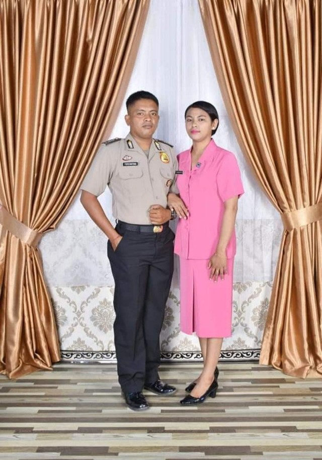 Bripka I Putu Susitana bersama istri almarhumah Bidasari, foto: Istimewa