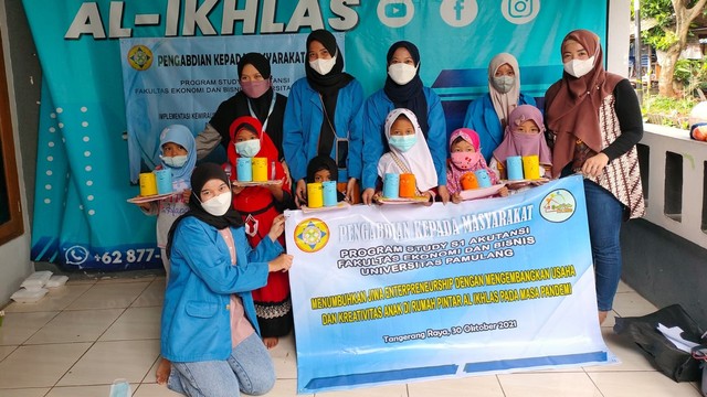 Kegiatan Pkm membuat Krativitas berupa tempat pensil, dokpri