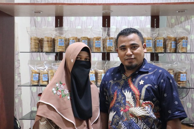 Aidil dan Ruhul, pasangan suami istri di Aceh pemilik usaha Arsha Cake & Cookies. 