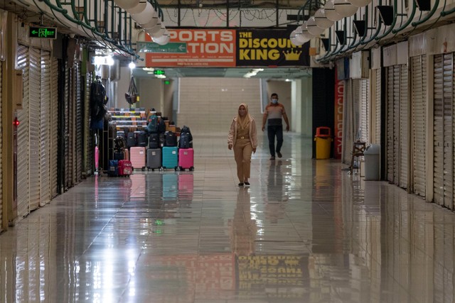 Warga berjalan di salah satu mal di kawasan Blok M, Jakarta, Selasa (30/11/2021). Foto: Aditya Pradana Putra/Antara Foto