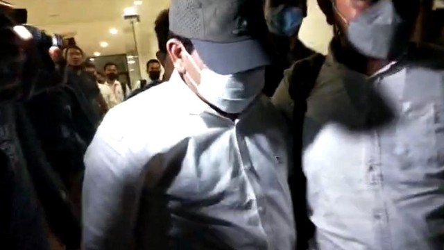 TERSANGKA dugaan kasus pelecehan seksual terhadap mahasiswi bimbingan skripsi di Universitas Riau, Syafri Harto, usai keluar dari ruang pemeriksaan di Mapolda Riau. 