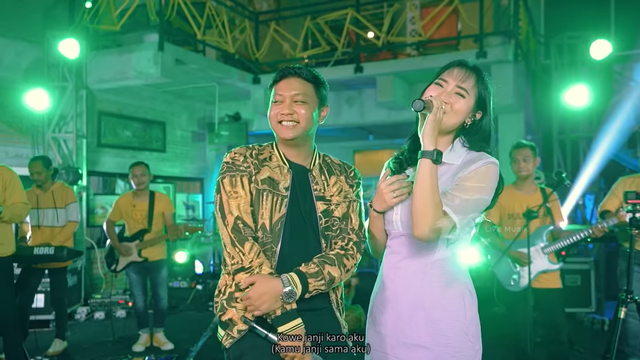Potongan klip video dari lagu Madiun Ngawi yang dinyanyikan Denny Caknan dan Yeni Inka. Foto: YouTube DC. PRODUCTION