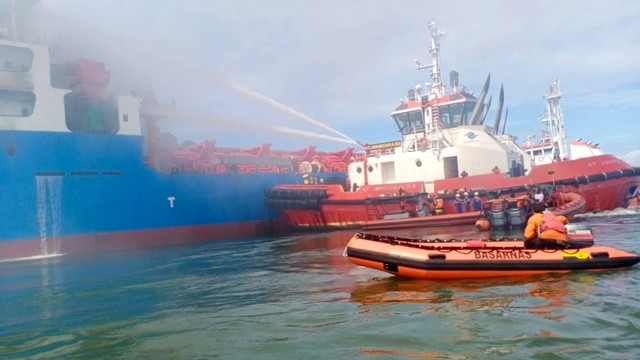 Petugas saat memadamkan api di Kapal Kargo Soemantri Brodjonegoro yang terbakar di area 70 Cilacap atau terminal khusus dermaga Pertamina, Rabu (1/12). Foto: Dok. Istimewa