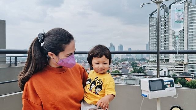 Sabai Morscheck dan anak keduanya, Mars. Foto: Instagram/@sabaidieter