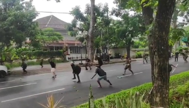 Suasana saat terjadi saling lempar batu antara pihak AMP dengan Ormas PGN - IST