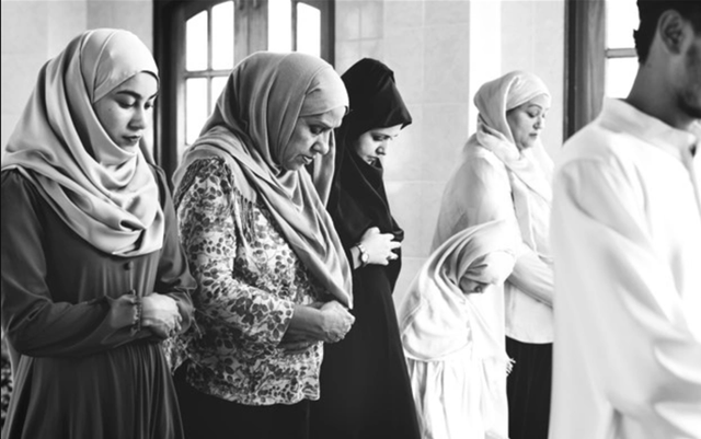 Ilustrasi pelaksanaan sholat maghrib berjamaah. Foto: freepik.com/rawpixel-com