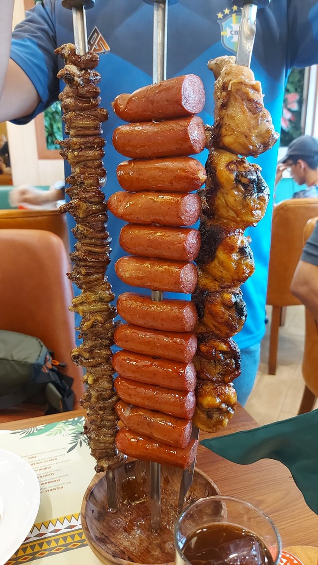 (Ki-ka) Jantung ayam panggang, sosis sapi, dan roasted chicken di Parrilla Brazilian Bbq, Citos Foto: Azalia Amadea/Kumparan