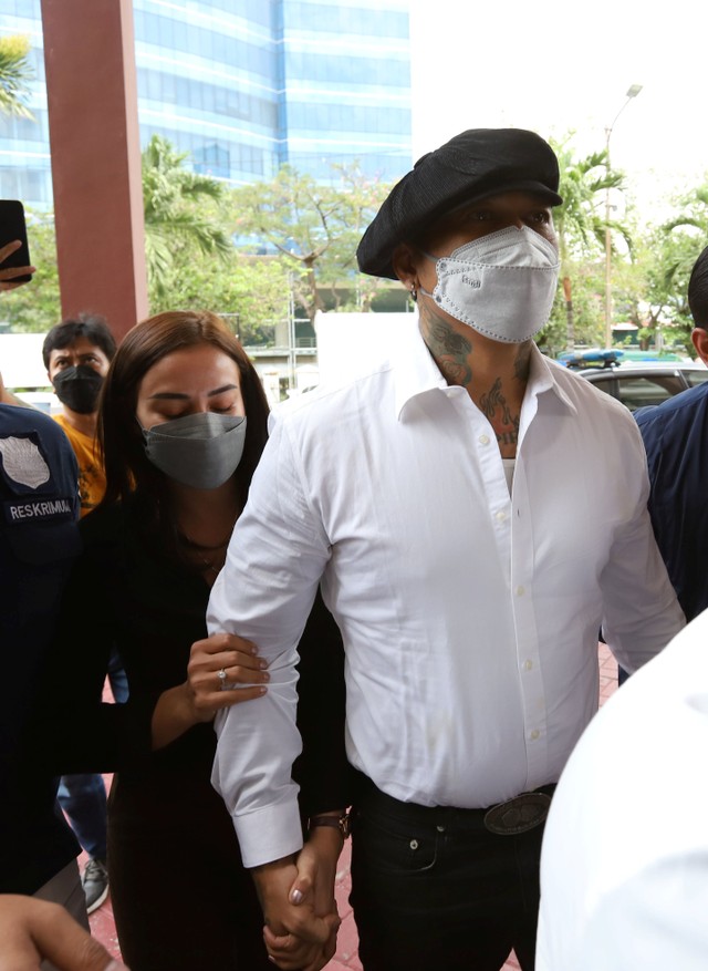 Kepolisian menyerahkan Musisi Jerinx SID beserta barang bukti terkait kasus pencemaran nama baik di Kejaksaan Negeri Jakarta Pusat, Jakarta, Rabu, (1/12). Foto: Ronny
