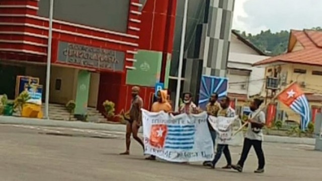 Pengibaran bendera Bintang Kejora di halaman GOR Cenderawasih Kota Jayapura. (tangkapan layar video) 