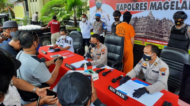 Polisi menunjukkan tersangka kasus narkoba RWSS di Polres Magelang, Rabu (1/12/2021). Foto: istimewa