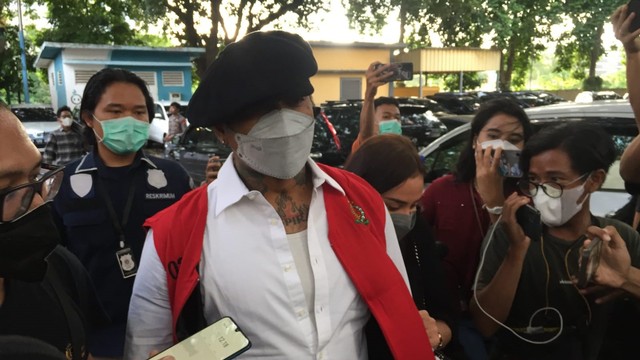 I Gede Ari Astina alias Jerinx SID saat menuju rumah tahanan Polda Metro Jaya, Rabu (1/12). Foto: Jonathan Devin/kumparan