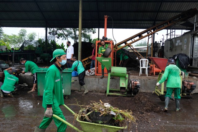 Petugas Dinas Lingkungan Hidup dan Kebersihan (DLHK) Kota Denpasar mengolah sampah organik menjadi pupuk di TPST Desa Kesiman Kertalangu, Denpasar, Bali, Rabu (1/12/2021). Foto: Nyoman Hendra Wibowo/Antara Foto