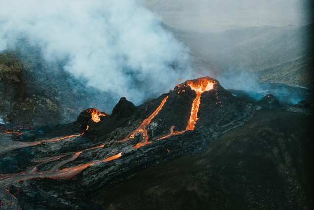 Ilustrasi Mimpi Gunung Meletus. Foto: Unsplash