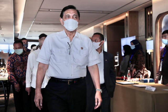 Menko Bidang Maritim dan Investasi Luhut Binsar Pandjaitan dalam Rapat Koordinasi Nasional Pengembangan 5 Destinasi Pariwisata Super Prioritas, Kamis (1/12/2021). Foto: Kemenko Marves